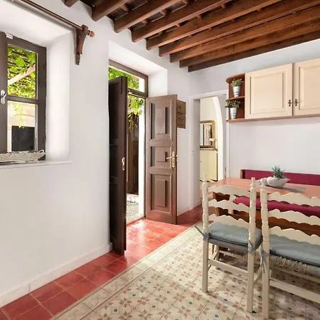 Petra With Acropolis View فيلة